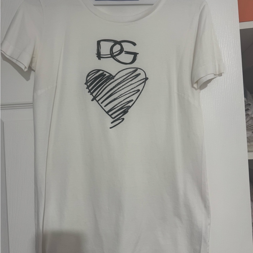 100% Authentic Dolce & Gabbana White T-Shirt with Black Heart Graphic. Size 38.